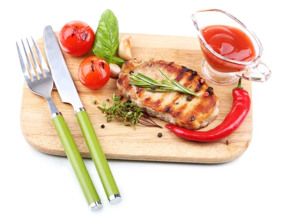 Bistecca alla griglia con spezie, erbe e verdure su tavola di legno, isolata su bianco — Foto Stock