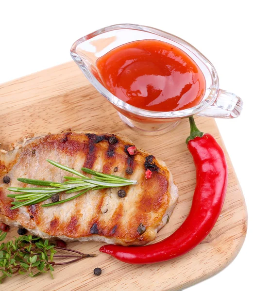 Bife grelhado com especiarias, ervas e legumes em tábua de madeira, isolado em branco — Fotografia de Stock