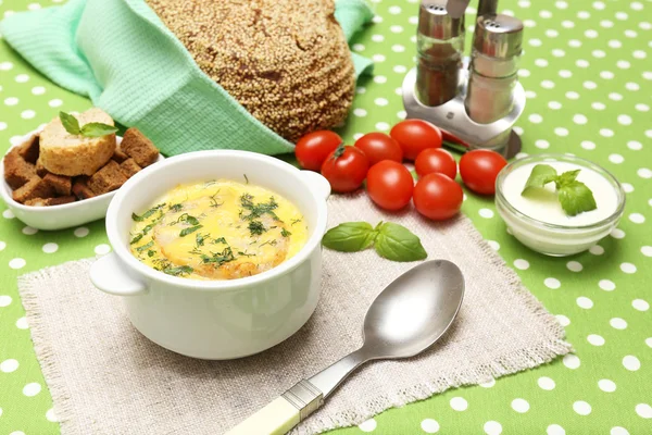 Sopa saborosa na panela na toalha de mesa, close-up — Fotografia de Stock