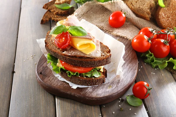 Deliziosi panini con incontro sul tavolo primo piano — Foto Stock