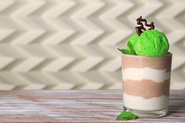 Mousse de chocolate saborosa com sorvete na mesa de madeira — Fotografia de Stock