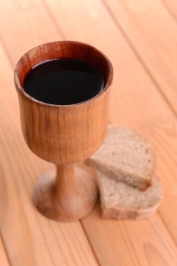 bardak şarap ve ekmek üzerinde tablo yakın çekim