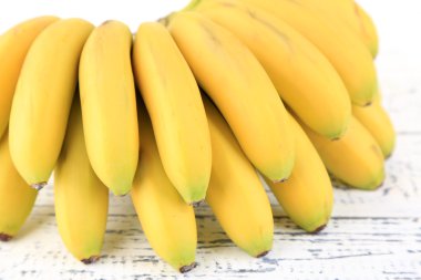 renkli ahşap zemin üzerinde mini muz demet