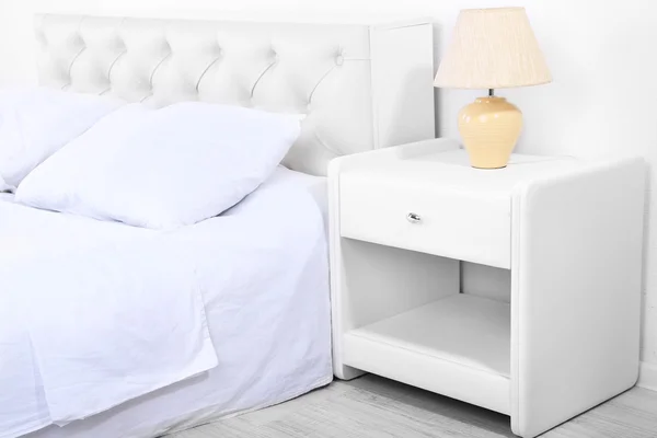 Cómoda cama blanda en la habitación — Foto de Stock