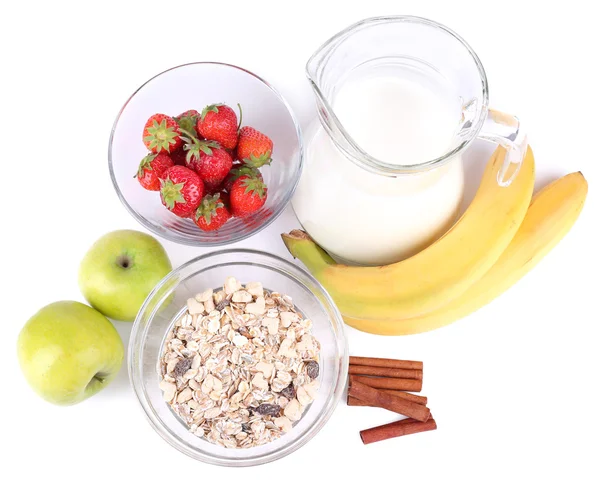 Gezonde ontbijtgranen met melk en fruit geïsoleerd op wit — Stockfoto