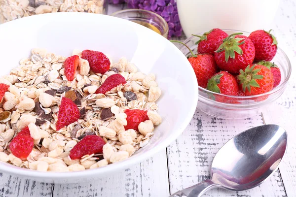 Cereales saludables con fresa y leche sobre mesa de madera — Foto de Stock