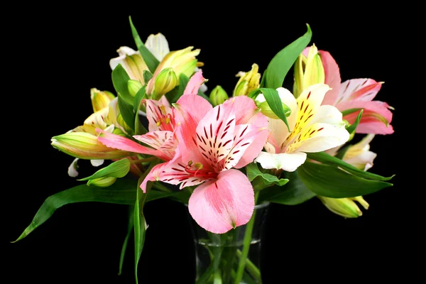 Alstroemeria 어두운 회색 배경에 테이블에 꽃병에 꽃 — 스톡 사진
