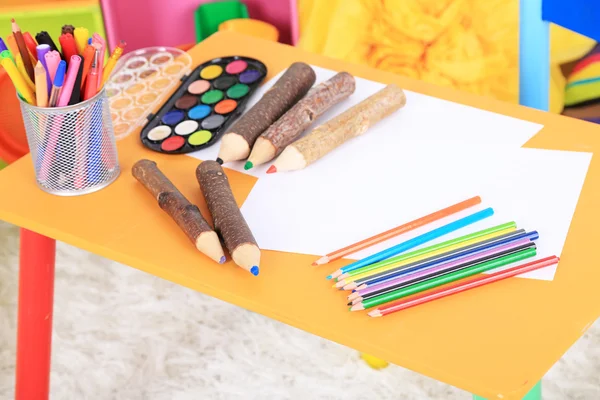 Interior of classroom at school. Crayons and paper on table — Stock Photo, Image