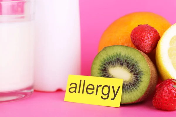 Alimentos alergénicos sobre fundo rosa — Fotografia de Stock