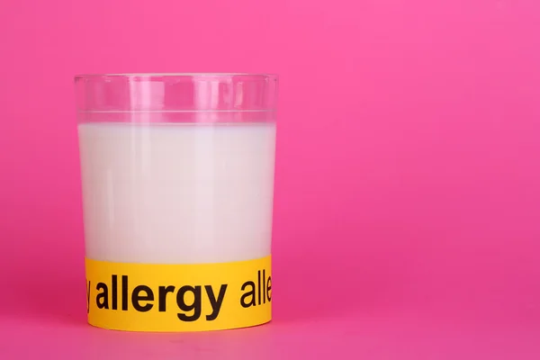 Melk allergie op roze achtergrond — Stockfoto