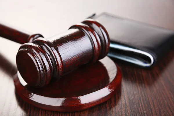 Gavel and wallet — Stock Photo, Image