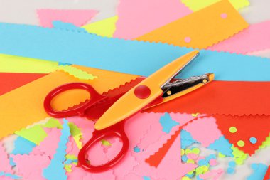 renkli kağıt arka plan üzerinde renkli zikzak makas