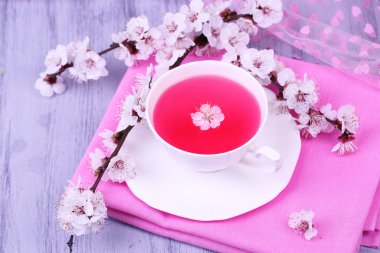 çiçekli dallar üzerinde ahşap masa yakın çekim güzel kokulu çay