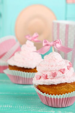 lezzetli fincan kek krem mavi ahşap tablo