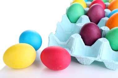 tepsi üzerinde beyaz izole renkli Paskalya yumurtaları