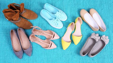 zapatos de moda femenina en la alfombra azul 