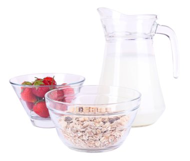 sağlıklı tahıl süt ve çilek beyaz izole kase