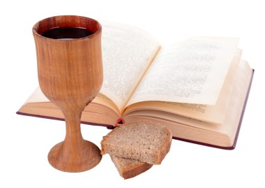 bardak şarap, ekmek ve üzerinde beyaz izole kitap