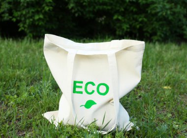 Eco poşet açık havada yeşil çimenlerin üzerinde
