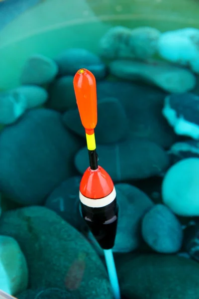 Flotador de pesca en el primer plano del agua — Foto de Stock