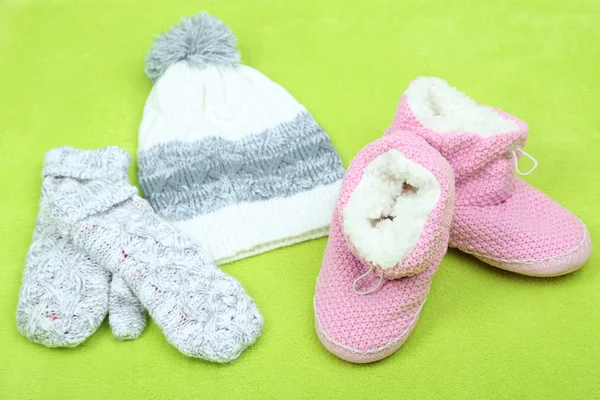 Winter cap, shoes and gloves,  on color background — Stock Photo, Image