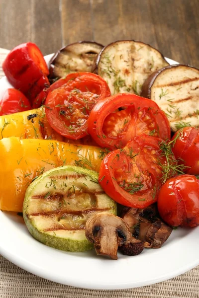 Deliciosos legumes grelhados no prato na mesa close-up — Fotografia de Stock