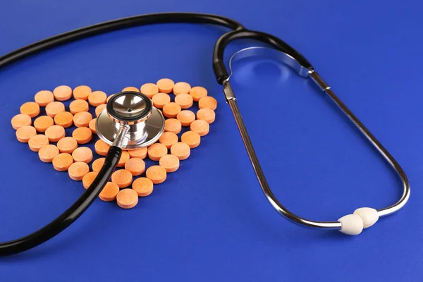 Hart van pillen en stethoscoop — Stockfoto