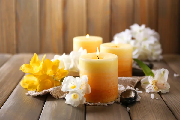 Candele con fiori — Foto Stock