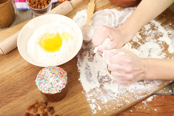 Pasen taart voorbereiding in keuken — Stockfoto