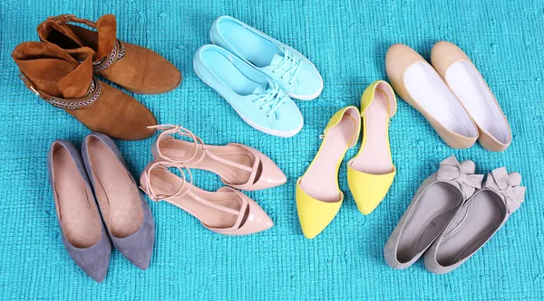 Sapatos de moda feminina no tapete azul — Fotografia de Stock