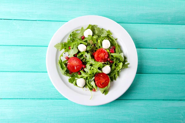 Salada feita com rúcula, tomate, mussarela de queijo — Fotografia de Stock