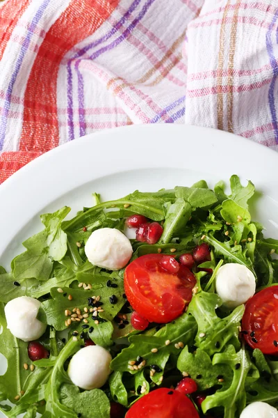 Ensalada hecha con rúcula, tomates y sésamo — Foto de Stock