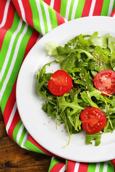 Salada feita com arugula, tomate e gergelim — Fotografia de Stock