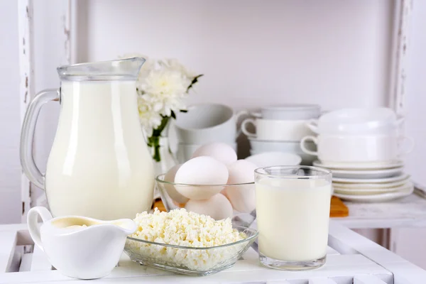 Zátiší s chutné mléčné výrobky na stole — Stock fotografie