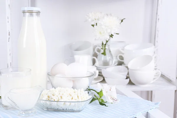 Nature morte avec de savoureux produits laitiers sur la table — Photo