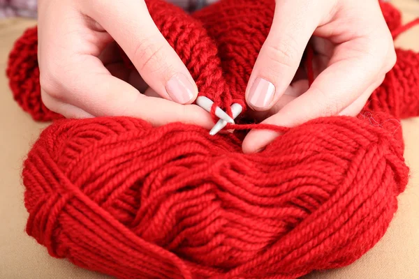 スポークと編み物女性の手のクローズ アップ — ストック写真