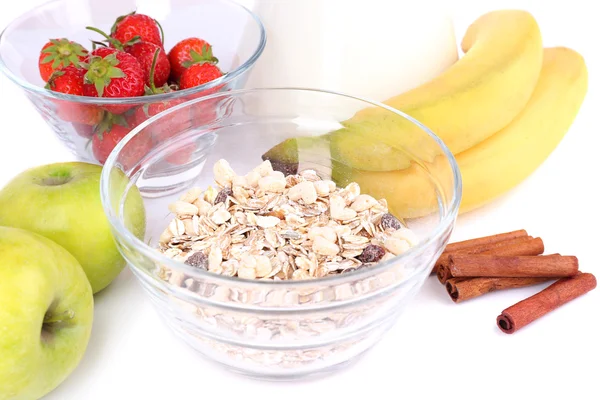 Cereais saudáveis com leite e frutas de perto — Fotografia de Stock