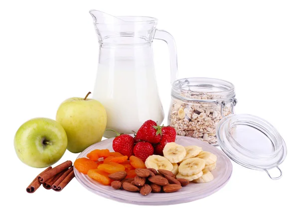 Cereais saudáveis com leite e frutas isoladas em branco — Fotografia de Stock