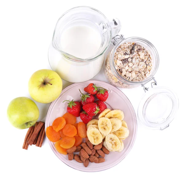 Süt ve meyve üzerinde beyaz izole sağlıklı tahıl — Stok fotoğraf