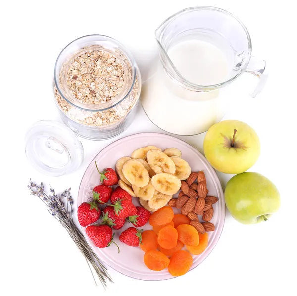 Egészséges gabona, tej és gyümölcs elszigetelt fehér — Stock Fotó