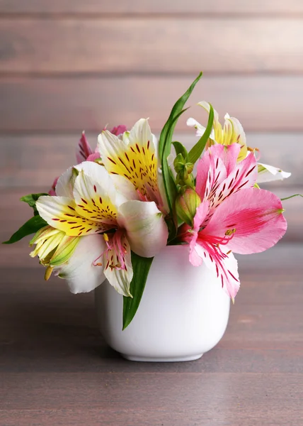 Αλστρομέριες λουλούδια στο βάζο στο τραπέζι σε γκρι φόντο — Φωτογραφία Αρχείου