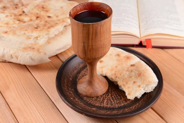 Чашка вина и хлеба на столе крупным планом — стоковое фото