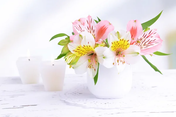 明るい背景上のテーブルの上に花瓶に花アルストロメリア — ストック写真