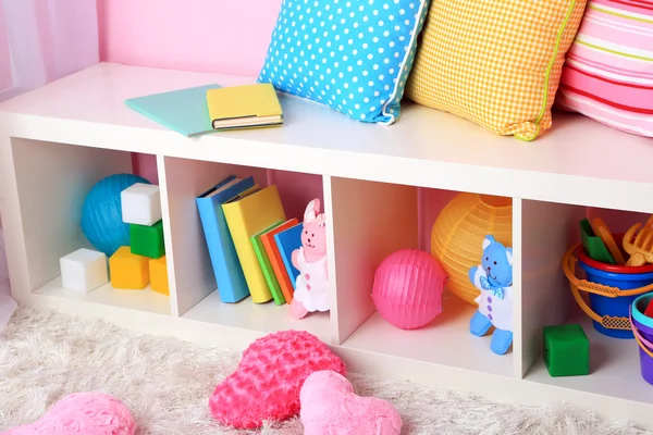 Interior da sala de aula em tons rosa na escola — Fotografia de Stock