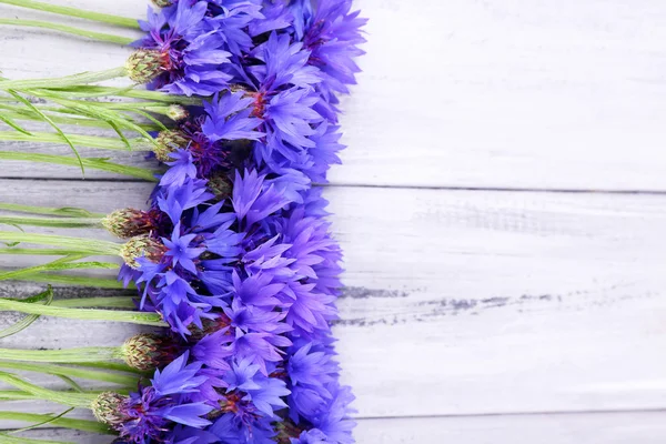 Cornflowers no fundo de madeira — Fotografia de Stock