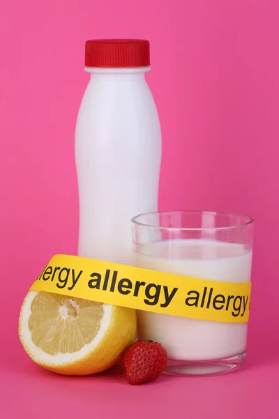 Аллергенная пища на розовом фоне — стоковое фото