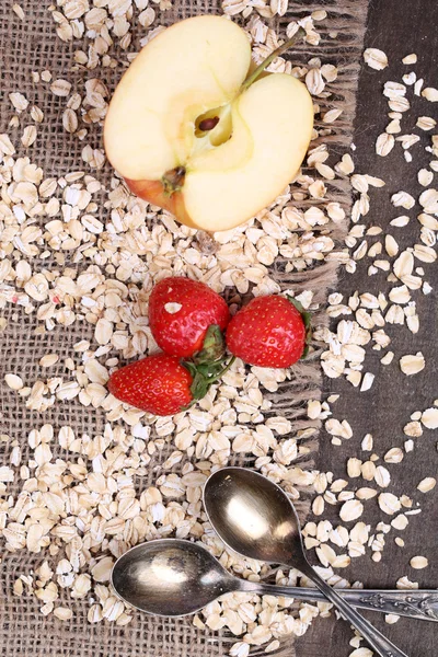 Jabłek i truskawek z łyżki płatków owsianych i vintage — Zdjęcie stockowe