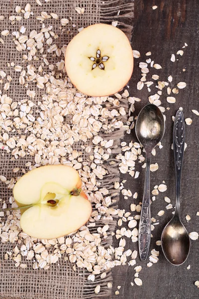 苹果用燕麦片和老式的勺子 — 图库照片