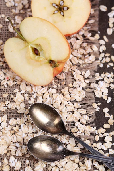 Mela con farina d'avena e cucchiai vintage — Foto Stock