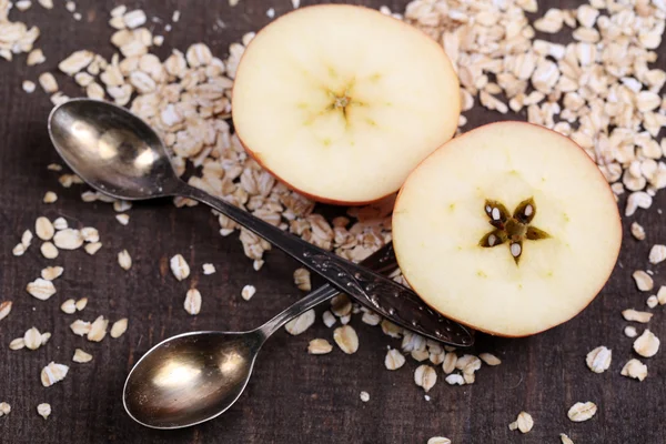 Manzana con harina de avena y cucharas vintage —  Fotos de Stock